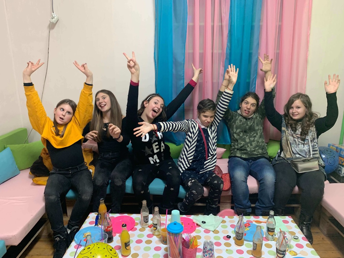 Децата празнуват в залата