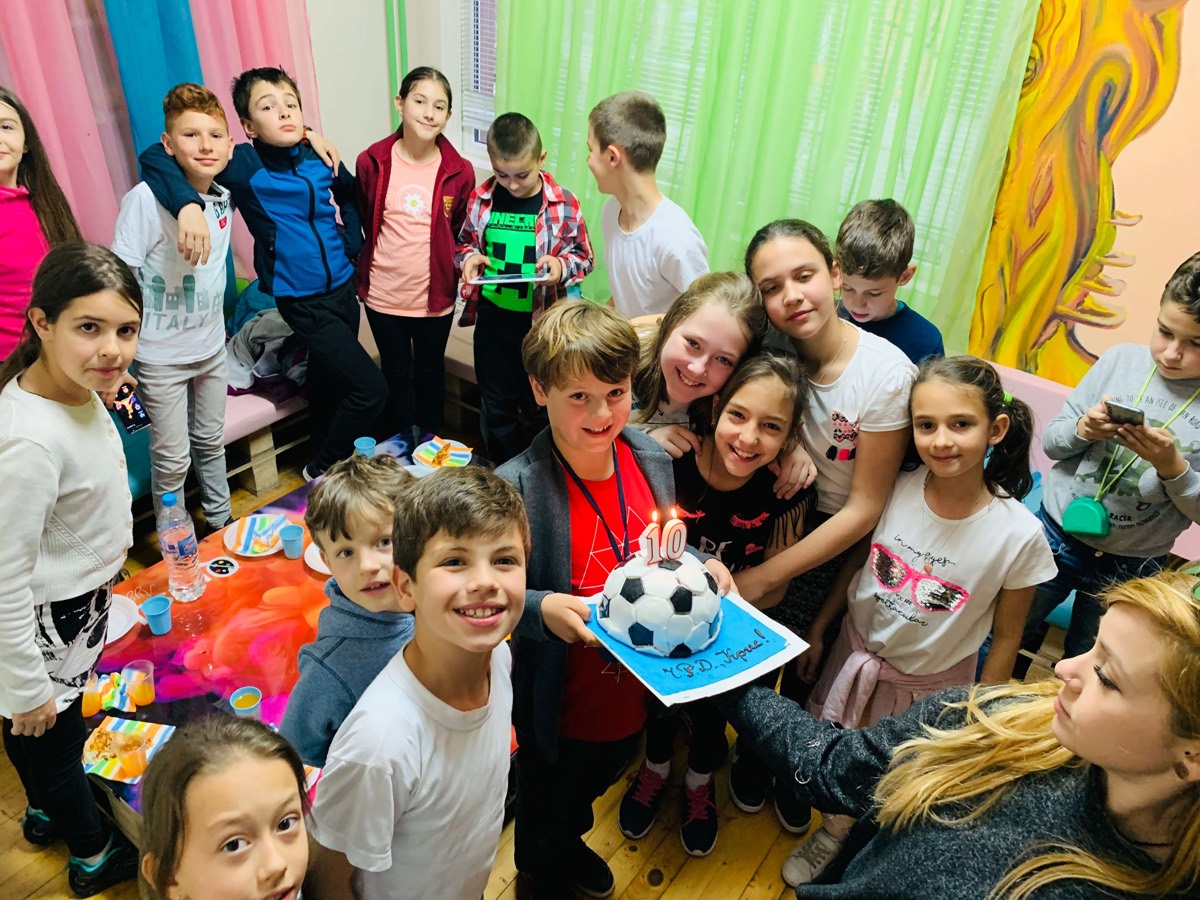 Рожденик с тортата и приятелите си